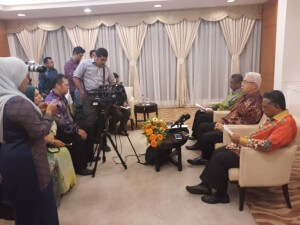 Tengku Temenggong Kelantan (duduk tengah) ketika sidang media Majlis Makan malam MAIK bersama pengamal media, di sini, semalam.