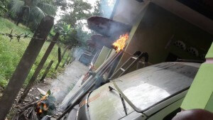 Sabut kelapa di bakar bagi menghasilkan asap tebal untuk menghalau lebah daripada sarangnya.