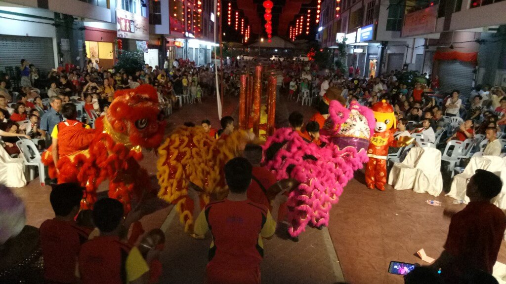 Pengunjung disajikan dengan persembahan tarian singa sempena Malam Kebudayaan Tahun Baharu Cina di Aurora Walk, semalam.