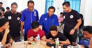 Ahmad Marzuki bersama Nasir sedang menyaksikan perserta pertanding Mobile Legends berkenaan.