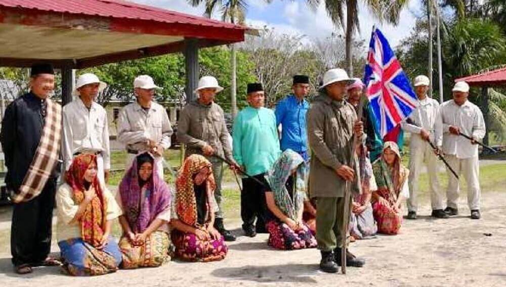 Para pelajar turut melakonkan simulasi pendaratan tentera jepun di daerah terbabit pada program terbabit
