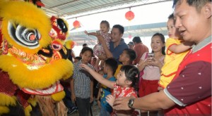 Kanak-kanak yang hadir tidak melepaskan peluang memegang 'Singa' pada majlis umah terbuka tersebut.