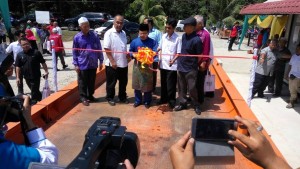 Hamzah (tengah) merasmikan Pusat Timbang Koperasi Penanam Sawit Mampan Daerah Jasin, Sabtu lalu.