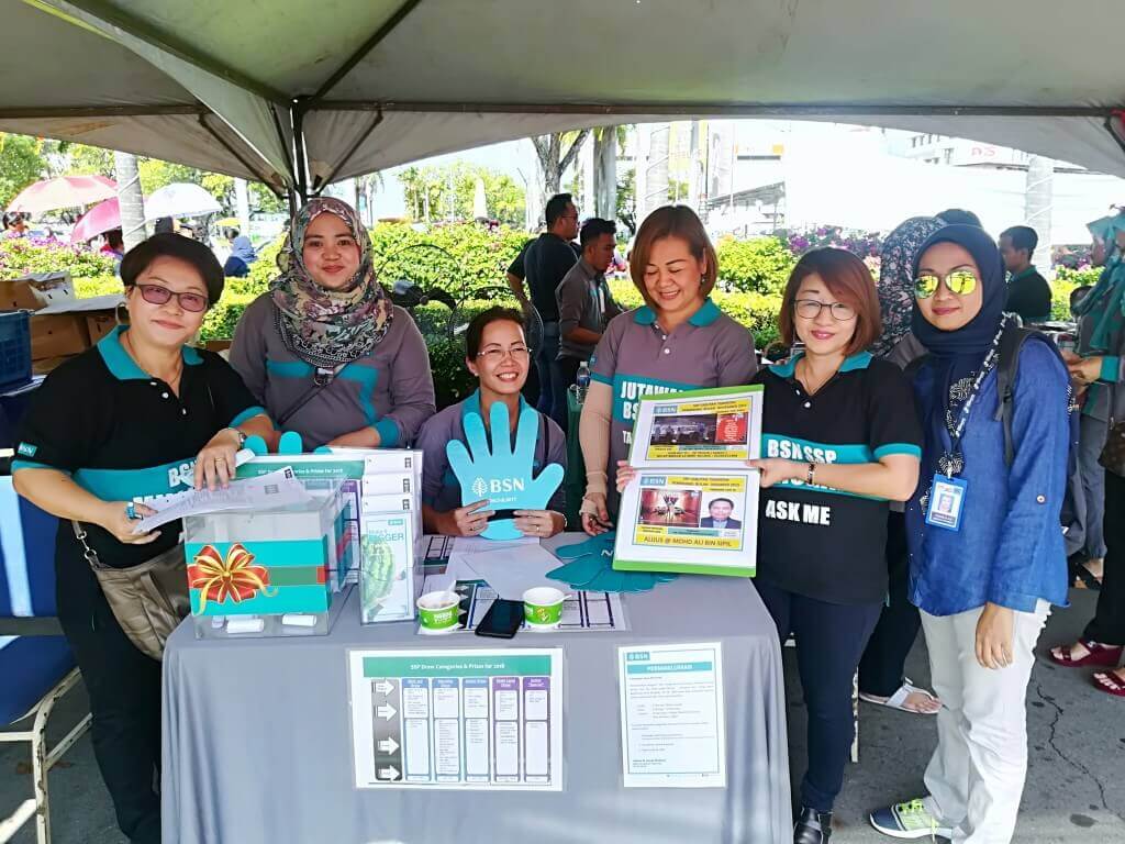 Caline Chia, Ketua Unit Deposit BSN Kota Kinabalu (dua dari kanan) bersama kakitangan bertugas.