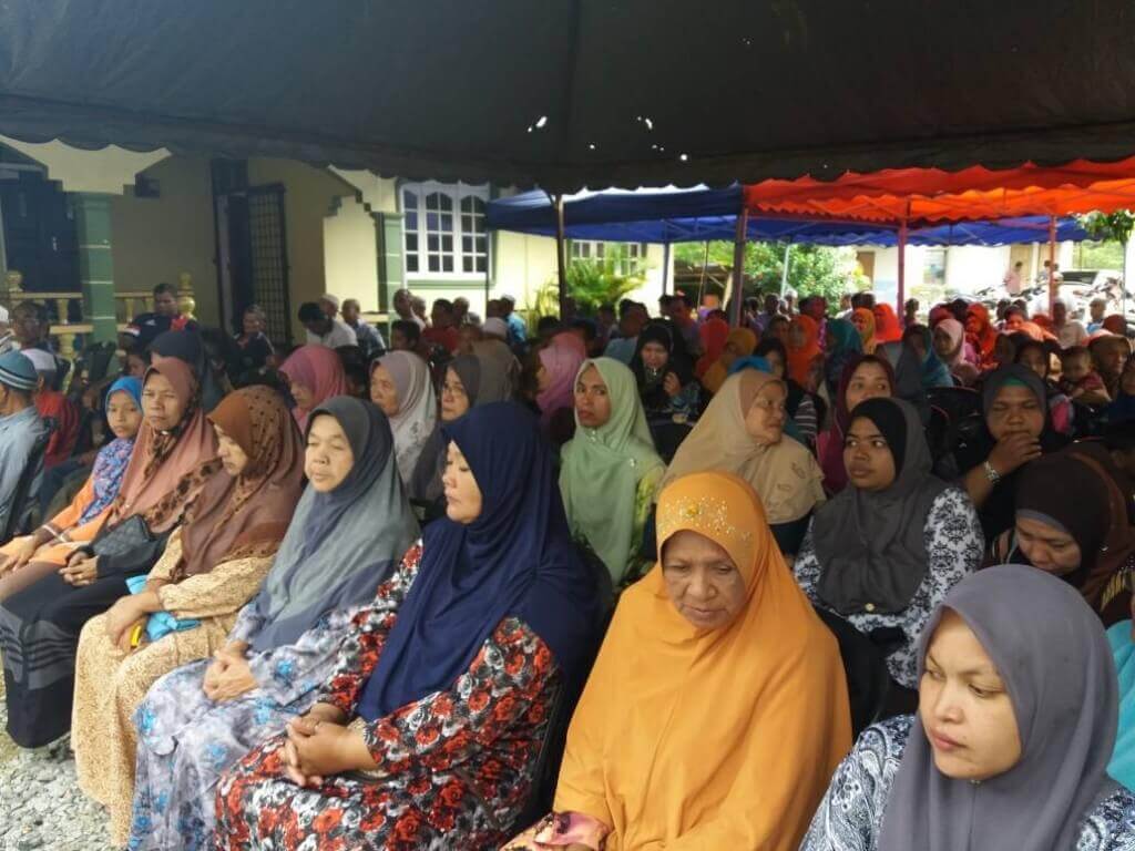 Sebahagian daripada penerima sumbangan siang tadi.