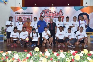 Tun Khairudin (tengah) bergambar kenangan dengan peserta program.