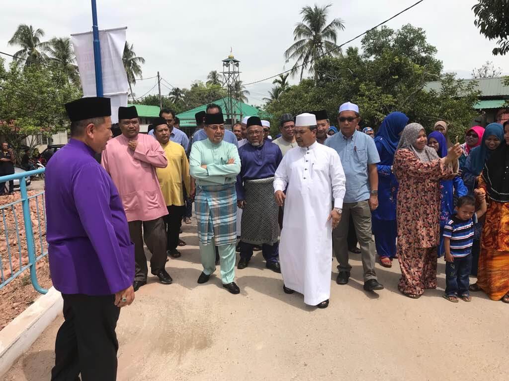 Datuk Seri Jamil Khir memberi penerangan kepada MB Kedah
