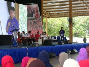 Mustapa ketika berucap pada Majlis Penyampaian Bayaran Khas Kepada Warga Penggerak Masyarakat  di Kompleks Yayasan Kemiskinan Kelantan (YKK), di sini.