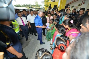 Najib sempat bertanya khabar kepada seorang pelajar sekolah ketika perasmian SJKT Bandar Sri Sendayan, semalam.
