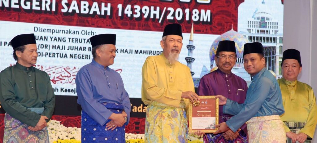 Juhar menyampaikan hadiah kepada Johan Qari, Mohd Ayub Maidi (Tawau) sambil disaksikan Arifin (dual kiri), Musa (tiga kanan) Dan Yeo Boon Hai (kanan).