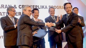 Pertukaran dokumen perjanjian antara Ketua Eksekutif TERAJU, Dato' Husni Salleh (dua kiri) dengan Ketua Pegawai Eksekutif SEDIA, Dato Dr. Mohd Yaakub Johari (kanan).