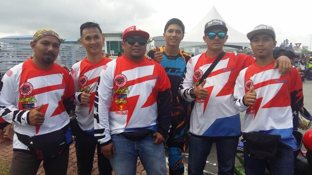 Adeng (dua dari kiri) bersama ahli-ahli Scram Rider Motor Sport Club