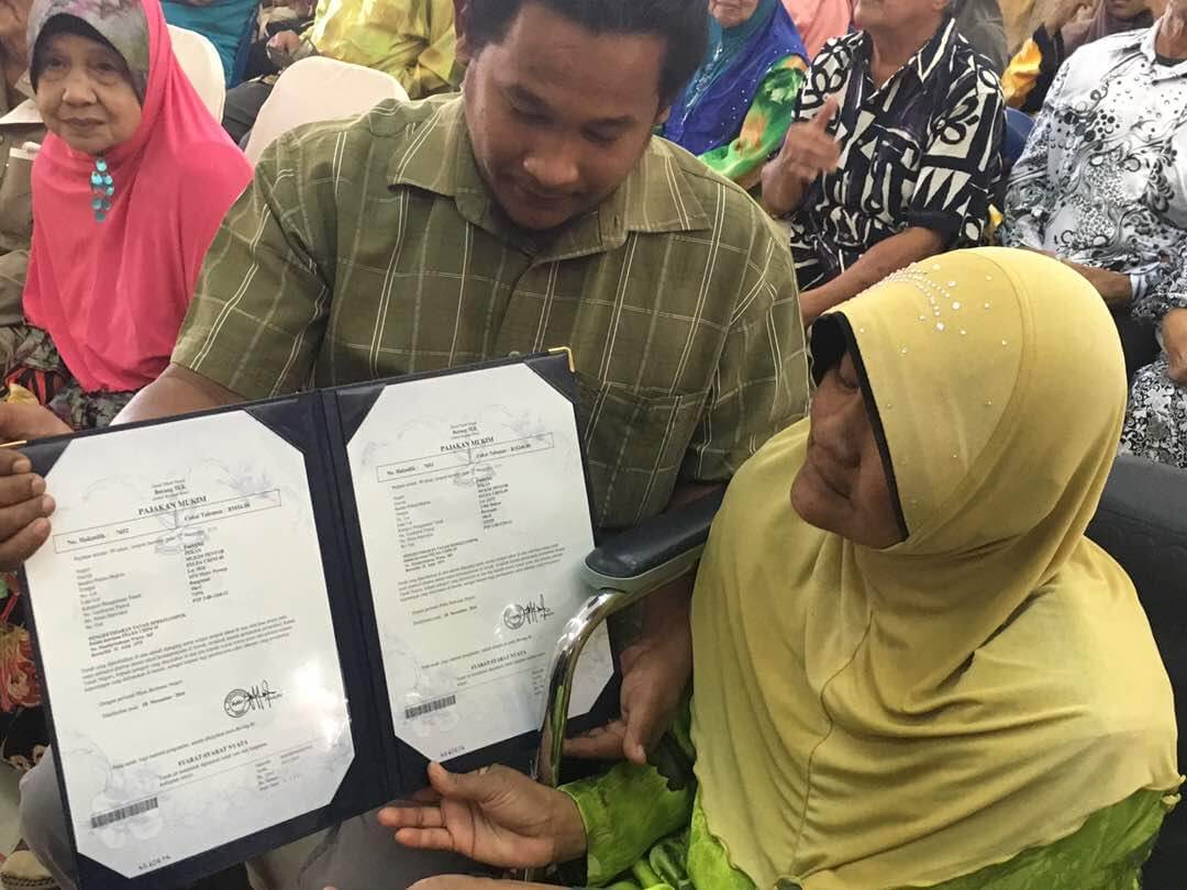 Azizah harun ditemani anaknya Mohd Mustafa bersyukur melihat Suratan Hak Miliknya