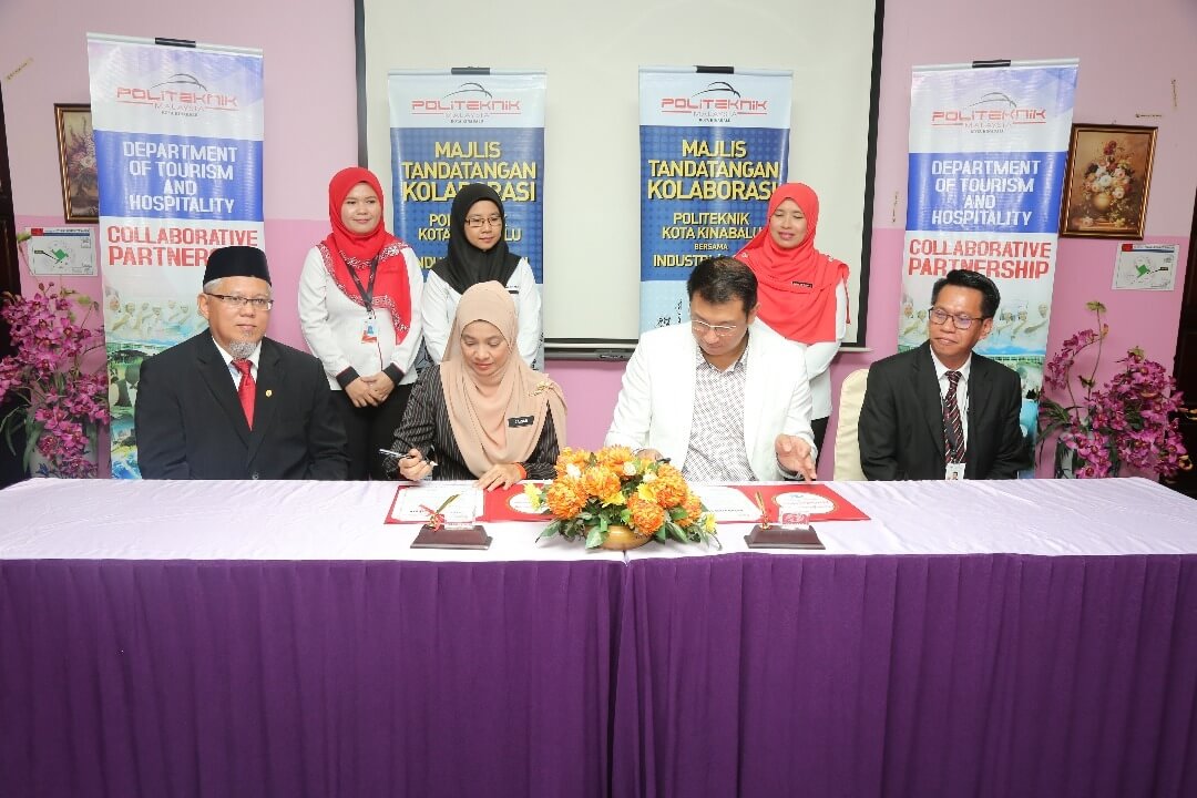 Zainab dan Jeromy Yap menandatangani Sijil Jalinan Kolaborasi sambil disaksikan oleh Dullah (kiri), Mohd. Sahran (kanan) dan Ketua Jabatan Pelancongan dan Hospitaliti, Wan Norliana Wan Sulong (berdiri kanan)