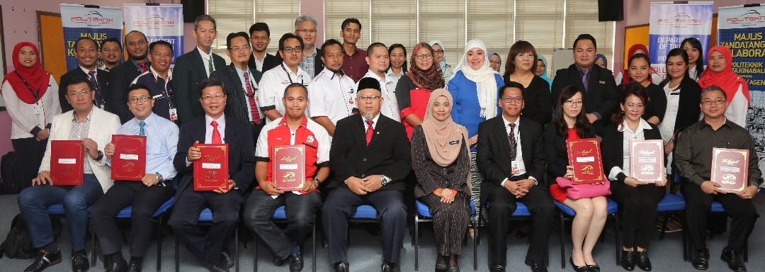 Zainab (duduk lima dari kanan) bersama dengan wakil-wakil industri dan pengurusan tertinggi Politeknik Kota Kinabalu