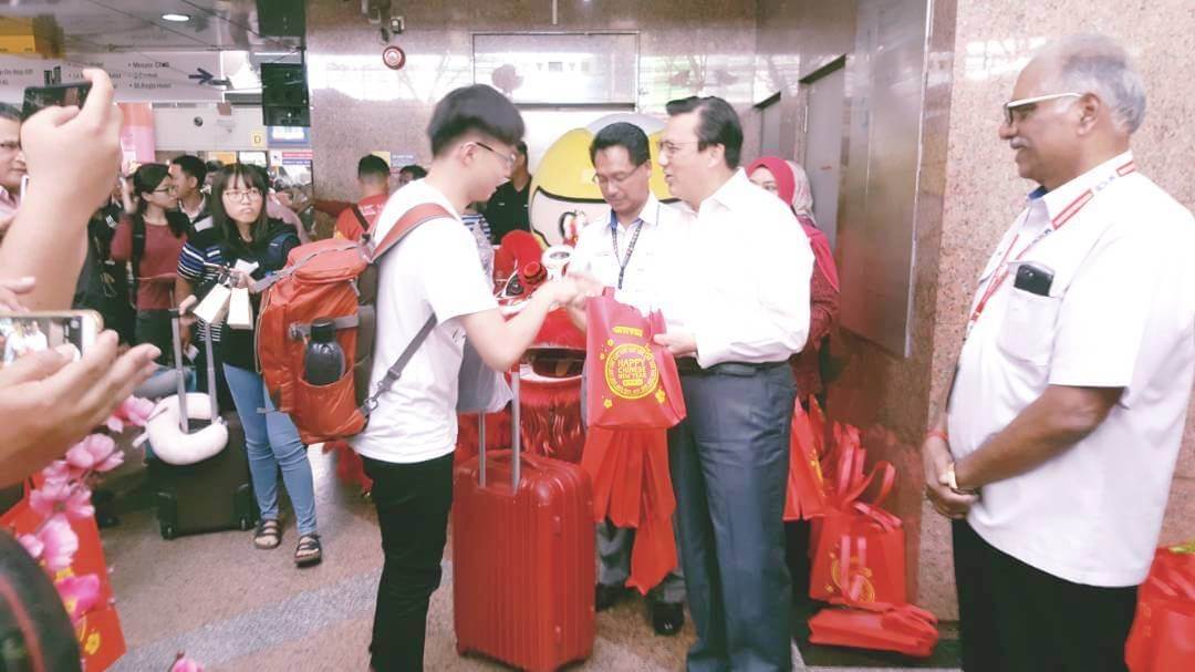 Datuk Seri Liow Tiong Lai menyampaikan cenderahati kepada para pengguna KTM yang akan pulang ke kampung halaman