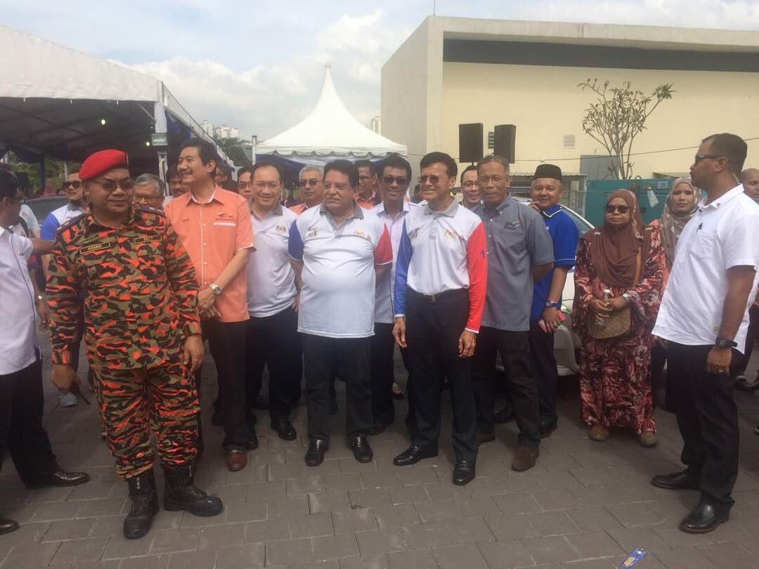 Datuk Seri Utama Tengku Adnan Tengku Mansor bersama Datuk Seri Utama Raja Nong Chik menyaksikan demonstrasi oleh pihak Jabatan Bomba dan Penyelamat