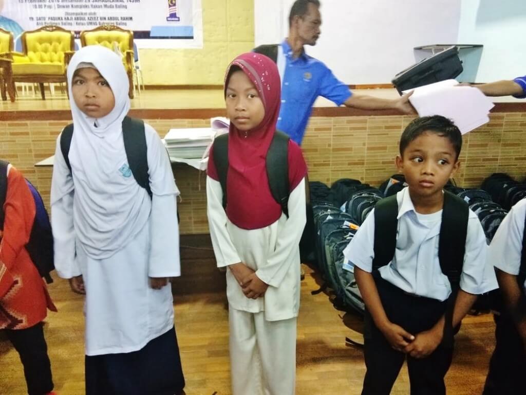 Nur Dhia Damia Mohamad, 10 menerima bantuan pakaian sekolah.