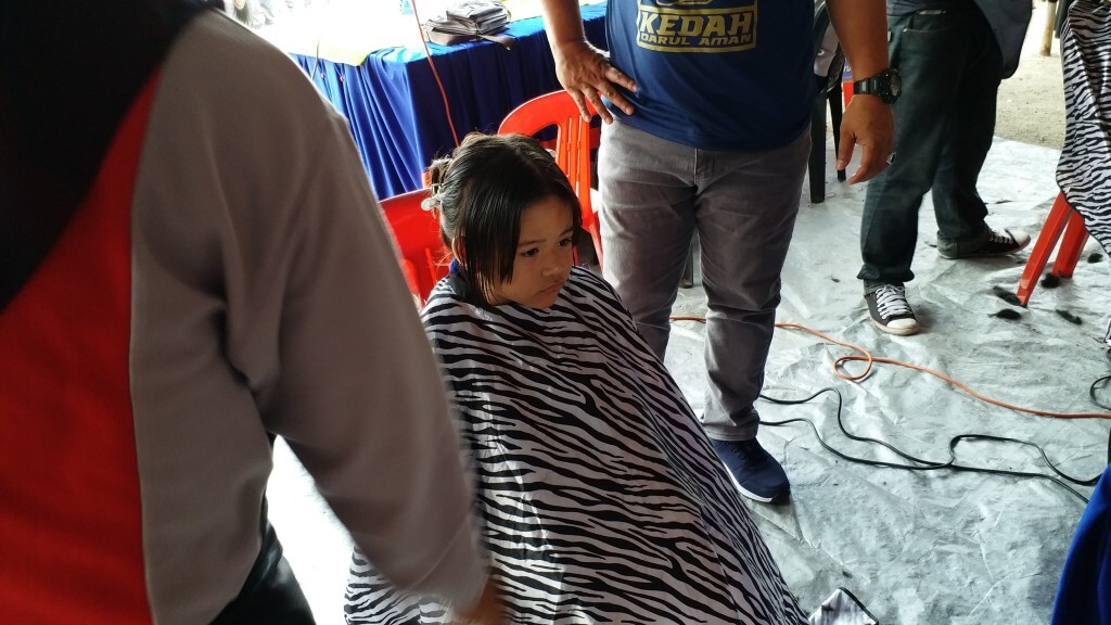 Ibubapa mengambil kesempatan membawa anak-anak mereka untuk menggunting rambut dari pelajar GiatMara