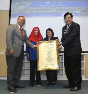 Dr. Abdul Rahim (kiri) menyampaikan sijil akreditasi kepada Bee Hwai(kanan) sambil diperhatikan oleh Jainab (dua dari kiri) dan Christina (dua dari kanan)