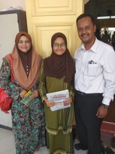 Nurazreena (tengah) bersama-sama ibu-bapanya menerima keputusan SPM tengah hari tadi.