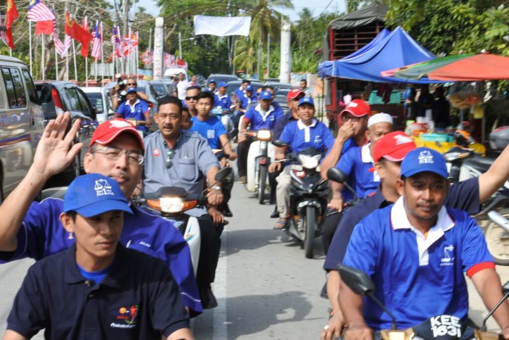 Datuk Sri Jailani Menyertai Konvoi Bermosikal Menyampaikan Bantuan Dan Gotong Royong Sekitar Kampung Belantik