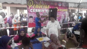 Jazlan ketika melawat tapak penyerahan cermin mata percuma anjuran Puteri UMNO.