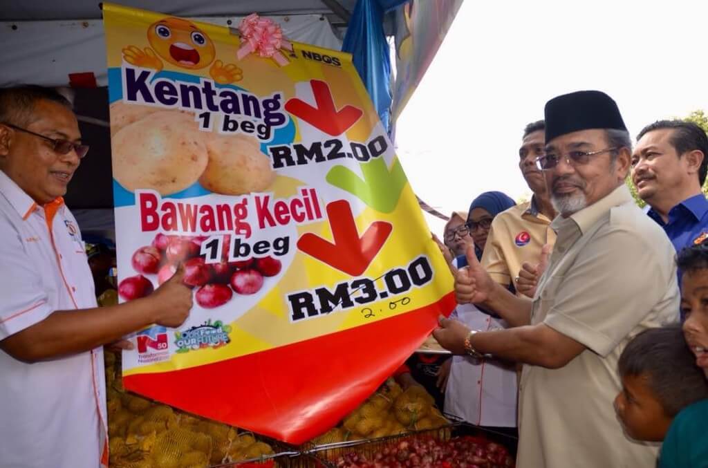 Tajuddin merasmikan Program Jualan Jimat Belanja Dapur dengan menawarkan kepada penduduk produk harga murah yang berkualiti tinggi.