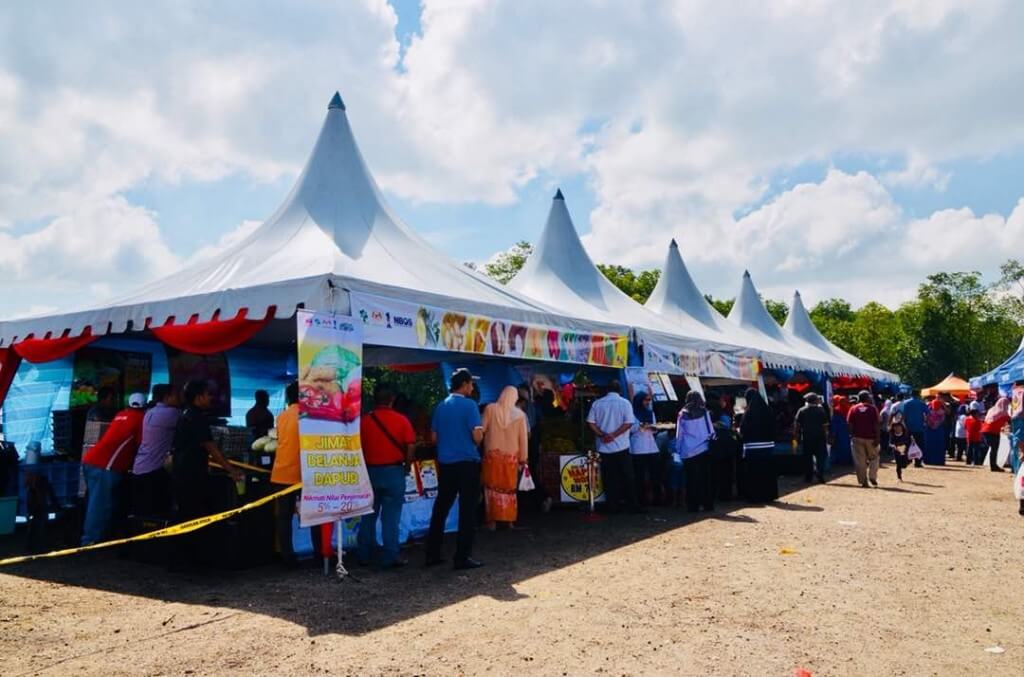 Mini Karnival Usahawan Agronita Negeri Johor 2018 yang turut diadakan beri peluang penduduk setempat membeli barangan dengan harga lebih murah dari harga pasaran.