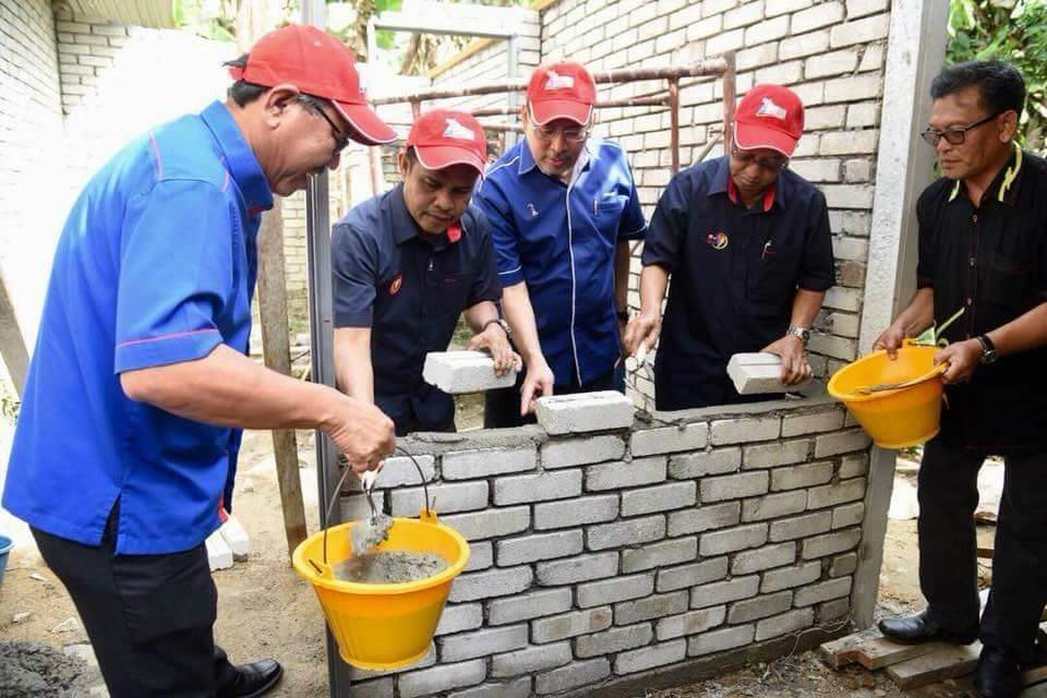 Jailani bersama ADUN Jelantik dan KP Penerangan Bergotong royong membaiki rumah seorang penduduk