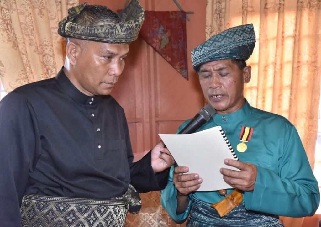 Datuk Peda Maharaja Ahmad Mohd Akhir (kanan) melafaz ikrar sebagai Datuk Lembaga yang baharu.