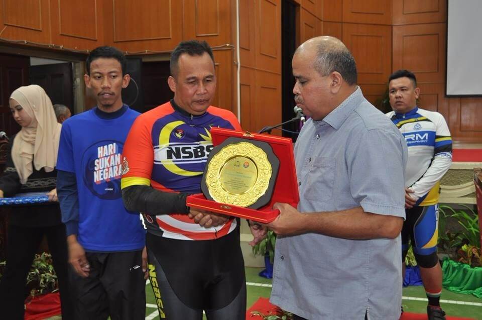 Pegawai Daerah Segamat, Abdul Rahman Salleh menyampaikan cenderamata kepada Shamsul Anuar Amat Kasi, Presiden NSBSA sebagai tanda kenangan dan sokongan terhadap Jelajah Malaysia 2018.