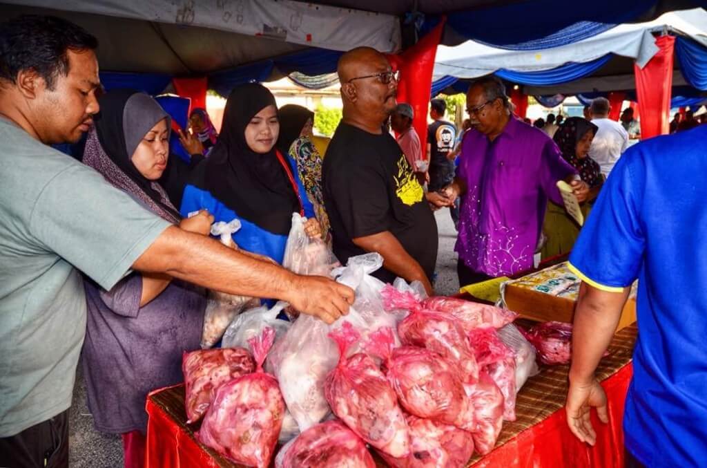 Program JSR Parlimen Gelang Patah adalah satu-satunya program yang seumpamanya menjual tiga ekor ayam dengan harga RM16.