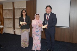 Dr. Au (kanan) mewakili The Laila Taib Cancer Charitable Trust menerima sumbangan Yayasan Pembangunan Iktisad Islam Malaysia daripada Juma’ani.