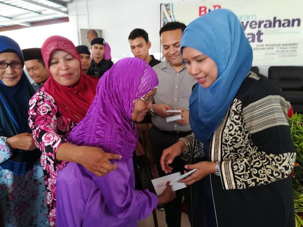 ADUN Bandar Baharu Datuk Nor Sabrina mengagihka zakat kepada penerima