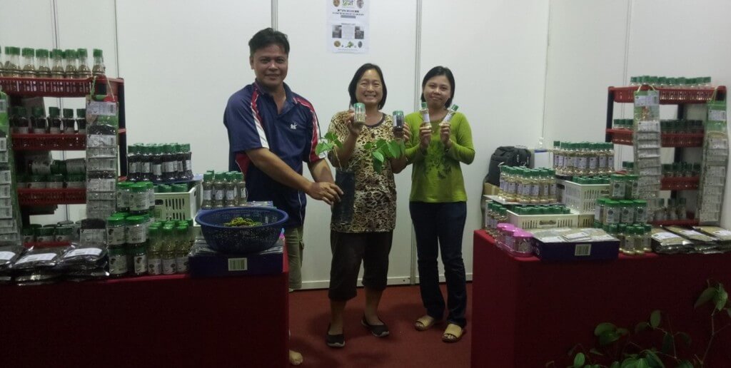 Alex (kiri) dan isteri menunjukkan produk hasil lada yang dihasilkannya bersama Pegawai Lembaga Lada Cawangan Sabah, Rahema.