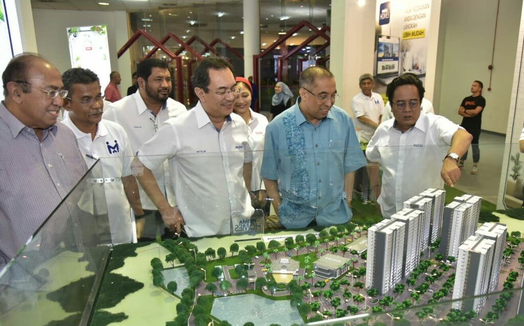Aminuddin (dua kanan) menjelaskan kepada Salleh (tengah) berkenaan dengan kemudahan yang disediakan di setiap projek perumahan kendalian PR1MA di Sabah sambil disaksikan Abdul Mutalib (empat kiri).