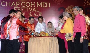 Abang Johari (tengah) menggaul Yee Sang sempena Festival Chap Goh Meh, malam tadi.