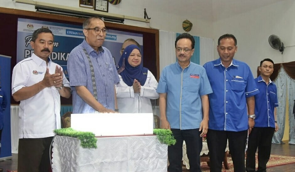 Salleh meletakkan telapak tangan kepada mesin pengimbas sebagai gimik pelancaran Program Pendidikan Bersama Utusan Malaysia dan Program Edaran Tablet Guru Peringkat Negeri Sabah.