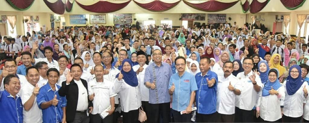 Salleh, Maimunah dan Aziz menunjukan isyarat 'bagus' kepada kolaborasi pintar Utusan Malaysia dan Jabatan Pendidikan Negeri Sabah bersama-sama para ibu bapa dan kakitangan pendidikan sejurus majlis perasmian tersebut.