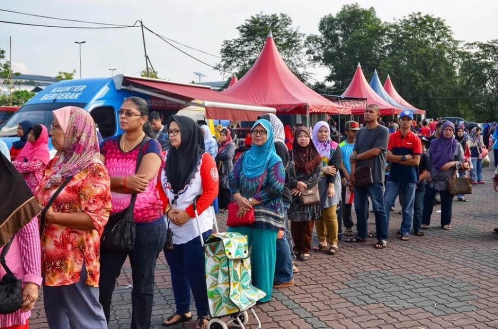 Barisan panjang pengunjung yang datang membeli barangan harga murah di Jualan Sentuhan Rakyat Parlimen Johor Bahru.