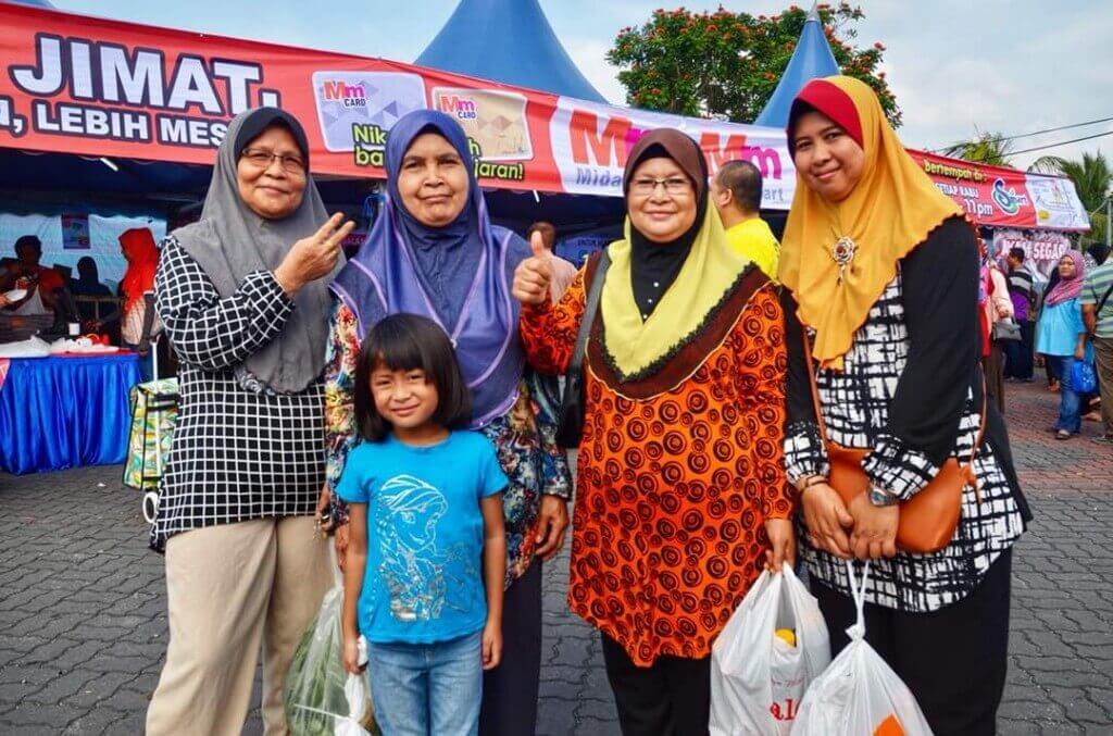 Jamilah Karim (dua dari kanan), kali kedua mengunjungi Program Jualan Sentuhan Rakyat Parlimen Johor Bahru bersama rakan-rakannya.