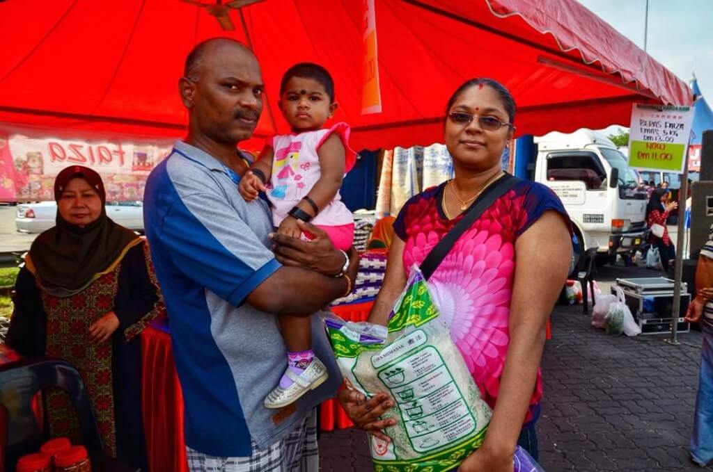 Sudah tiga kali Kavitha Govindasamy dan suami menghantar barang ke kereta selepas membeli barang di sini yang ternyata lebih murah dari harga biasa.