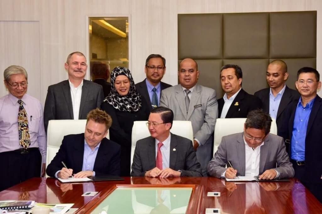 Tee (tengah duduk) menyaksiakn Majlis Menandatangani Persetujuan Pelaburan Leaf Malaysia di Johor.