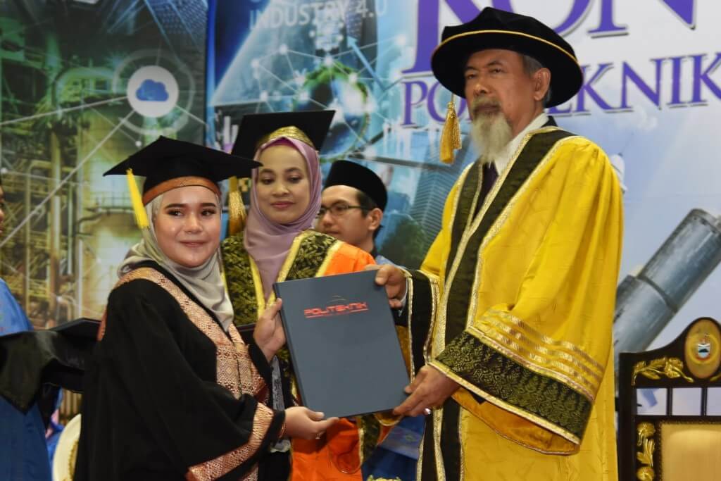 Tun Juhar (kanan) menyampaikan sijil Diploma kepada salah seorang penerima, Nurfarahin Natasah Md Ruslan. 