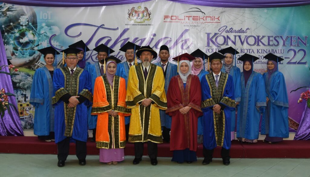 Tun Juhar (tengah, barisan hadapan) bergambar bersama barisan pengurusan Politeknik Kota Kinabalu.