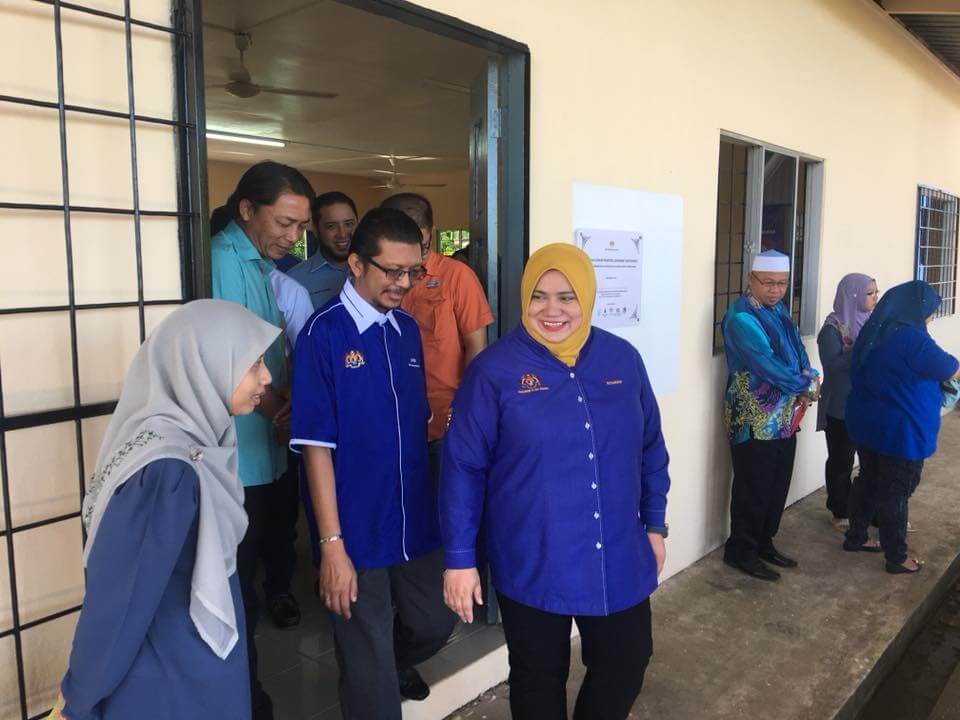 Rosnah (tengah) melawat bangunan balai raya Kg Kuala Papar yang di baik pulih dalam Program CSR anjuran BPKU pada Sabtu.