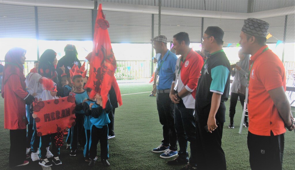 Acara perbarisan kumpulan merah sambil diperhatikan oleh Yakub(tiga dari kanan), Mohd Zulfikar (dua dari kanan) dan Zainudin (kanan).