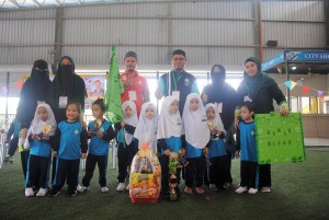 Johan keseluruhan dimenangi oleh Kumpulan Hijau menerima piala daripada Mohd Zulfikar (tiga dari kanan) dan Zainudin (empat dari kanan).