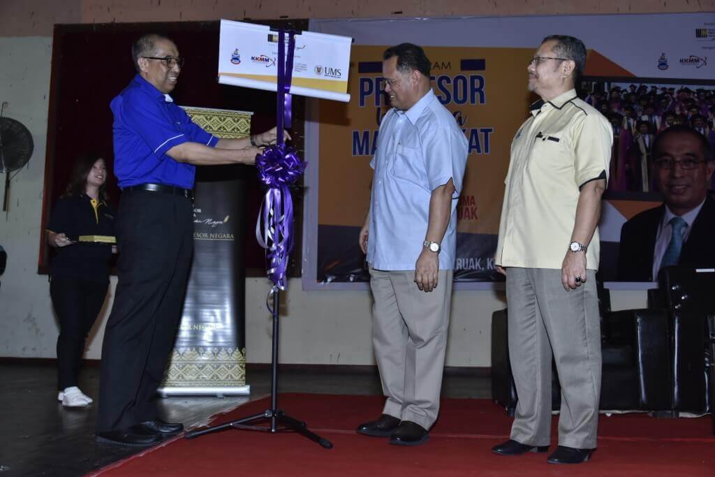 Salleh (kiri) memotong reben gegantung sebagai simbolik pelancaran majlis berkenaan sambil disaksikan oleh Raduan (tengah) dan Gari (kanan).  